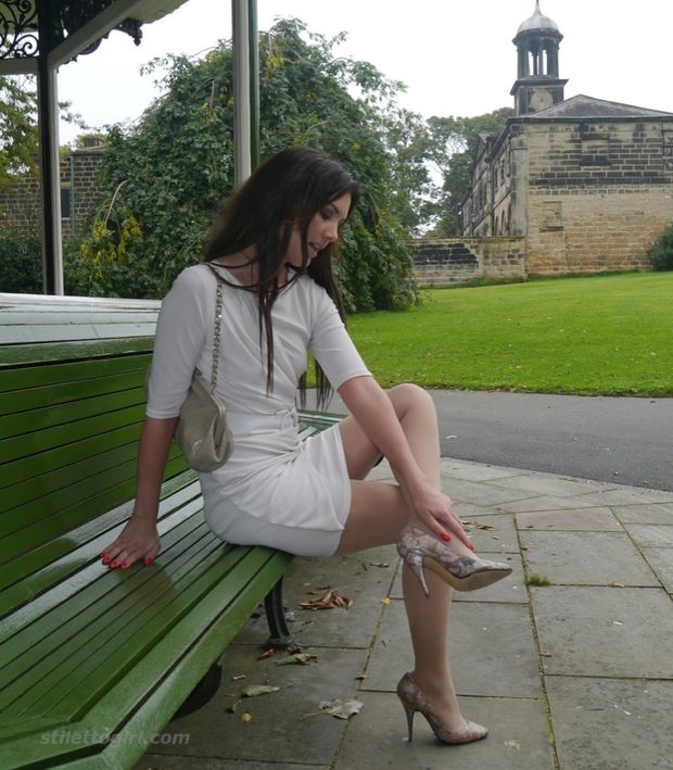 Faye Taylor In The Park Stiletto Girl free naked blonde girls photos