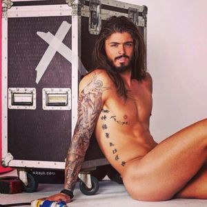 Reblog: Guys with long hair are so sexy!