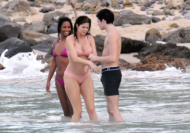 Stephanie Seymour 42 y her son 18 cm? (trae pa ca k te echo una mano... jaja dice lad atras)WEB relatos e-roticos