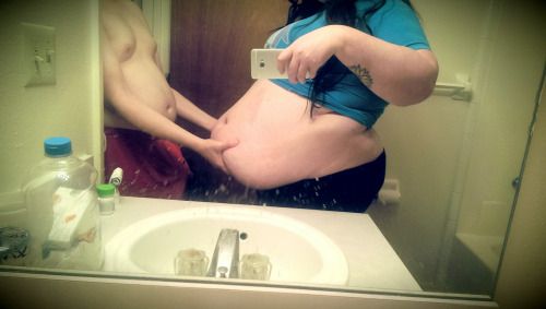 mcflyver:
fatsupremacist:
poor thing had a hard time picking...