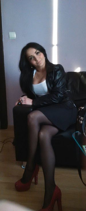 Dark hair bimbo in her new red heels