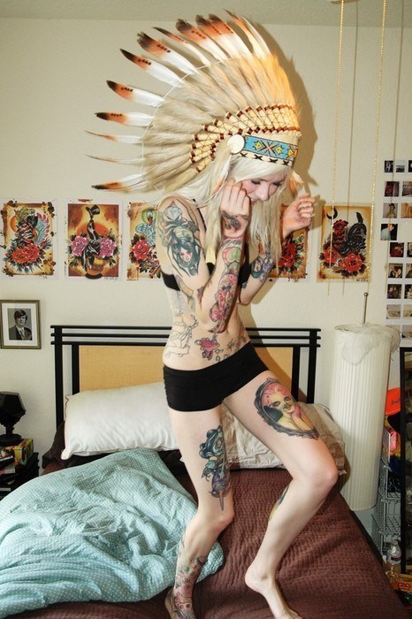 Pocahontas alt babe running in bed ready to be hunted :)