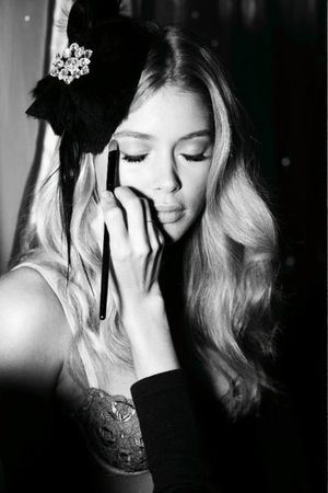 Sexy Bimbo Shows Her Sexy Curves 92555