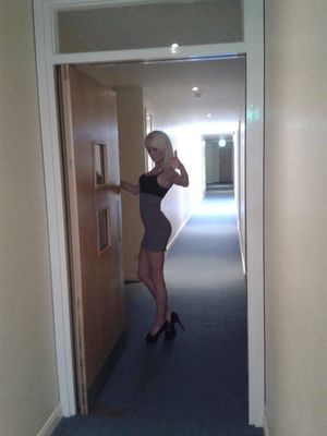 Blonde bimbo, hallway, motel, earning all what horny men desire