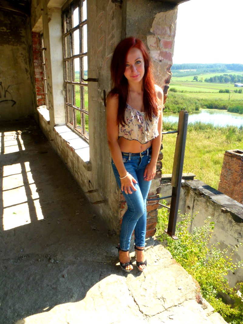Horny picked up redhead chick in some abandon building