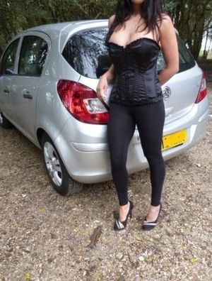 She know how to dress for a doggers meeting to ensure that all guys will be hard and ready