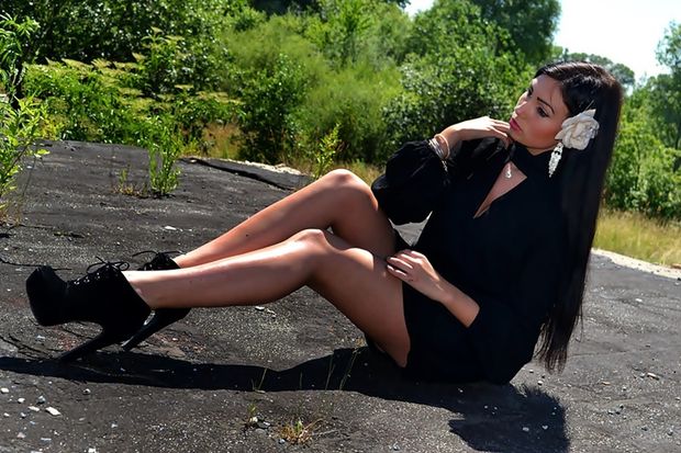 Smooking hot dark hair chick with incretibile long legs outdoor