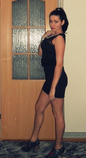 Dark hair bimbo dressed to tease