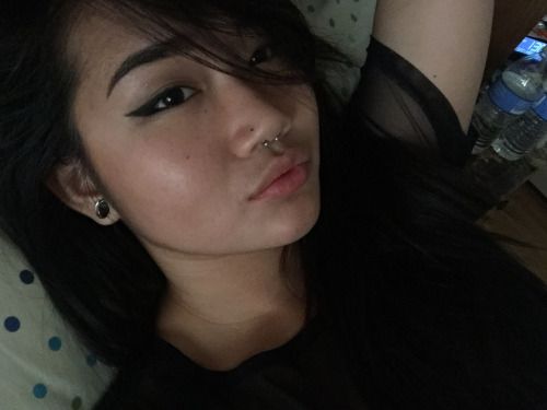 trucphoung:

*applies make up while eating spaghetti in...