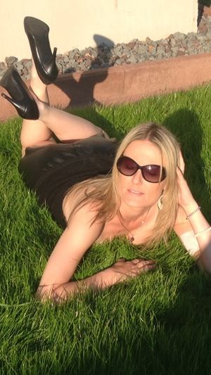 milf in the garden
