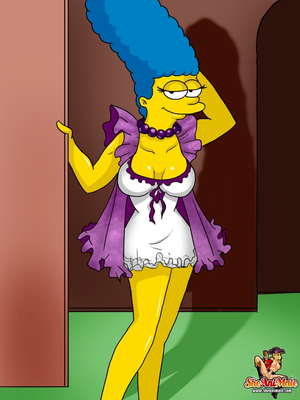 Augo de muito estranho esta acontecendo com Marge Simpson de repente ela aparece com um pintão e fica louquinha para foder Homer, Este com certeza não e o dia de Homer sua esposa esta taradinha e agora com este membro duro em suas pernas e que sofrera as