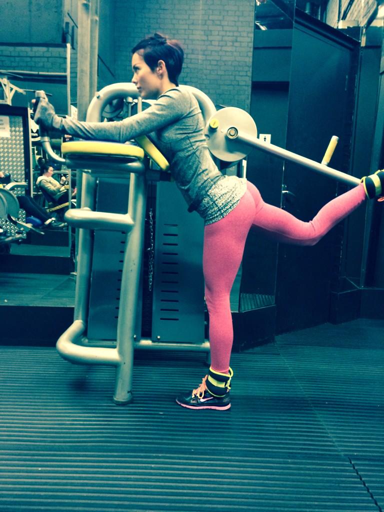 Ro Robinson glute exercise in yoga pants