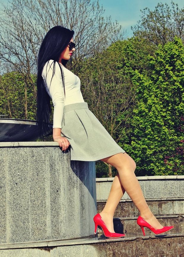 Bimbo in red heels outdoor