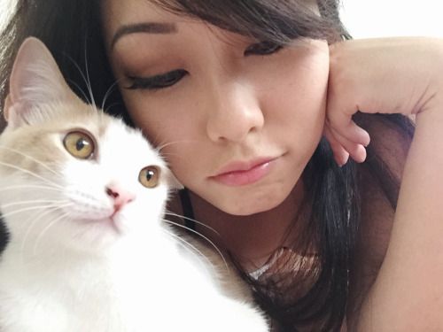 ashleyukie:

cause my eyebrows came out nice & bc i love...