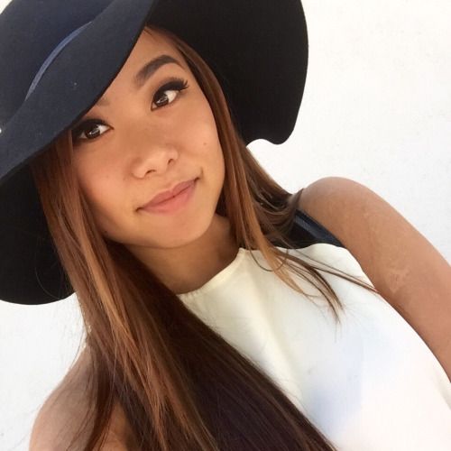 kaitlynnekim:

Wow I’m flattered Bigboobs, Toket Gede, Tetek...