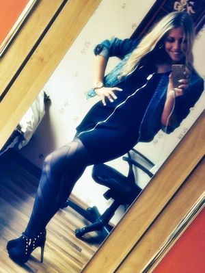 Mirror shot of a dumb bimbo chick