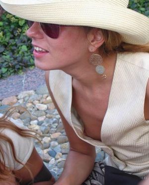 Mature woman shows off fuckable pussy