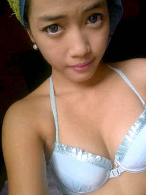 Lia Cantik Pose Bugil Foto cewek bugil, toket gede, cewek cantik...