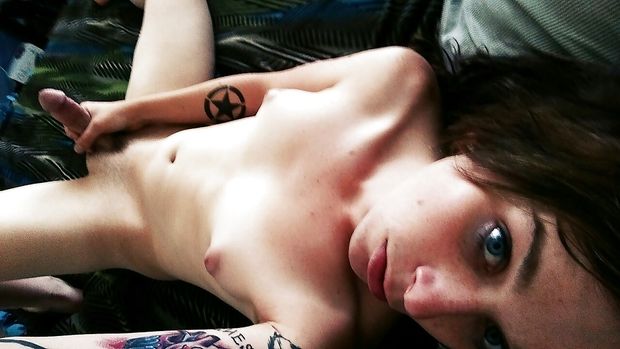 unbelievable trap posing with her gurl-cock