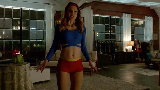 The new Supergirl does have a navel.