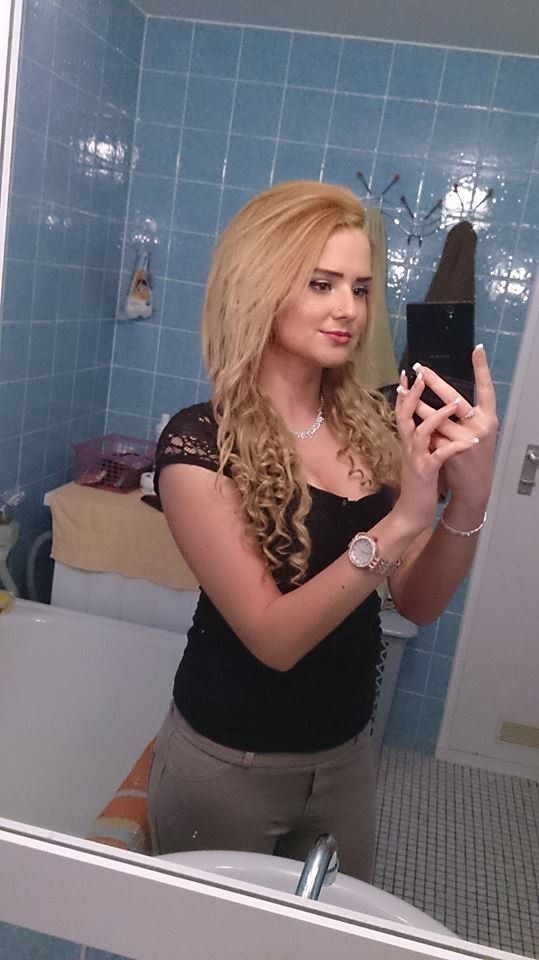 Dumb blonde selfie