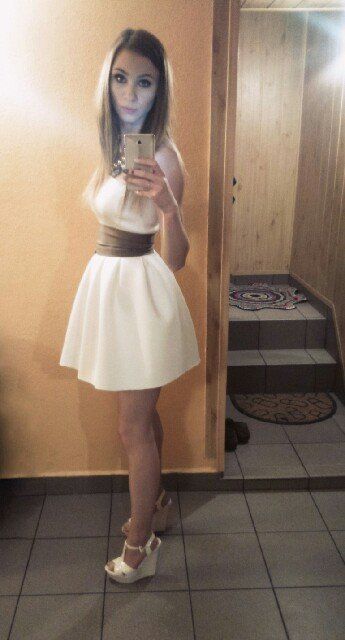 Blonde bimbo selfie
