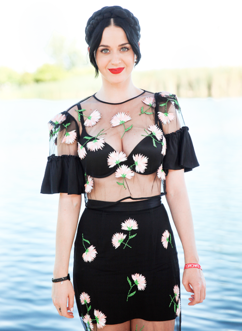 Katy on Coachella Festival - Day 2 (04/11/2015)