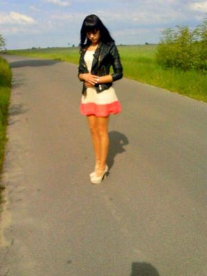 Incretibile hot brunette hitchhiker waiting for lucky guy