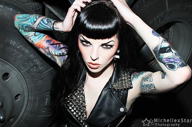 Sexy Tattooed Bitches 009