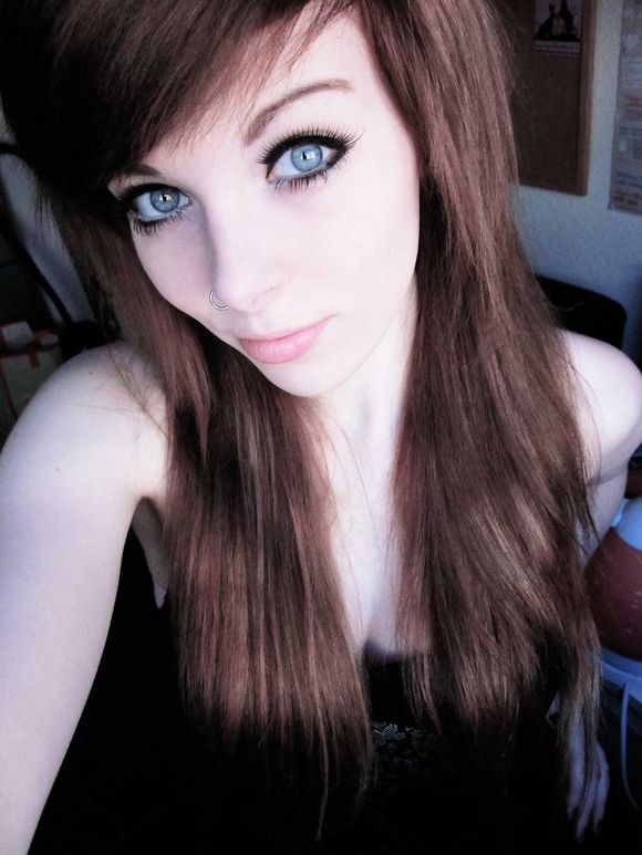 She's pretty hot, no matter what color her hair is.