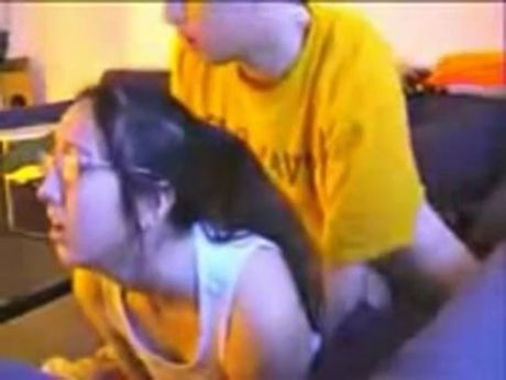 Fodendo a prima em quanto ela joga