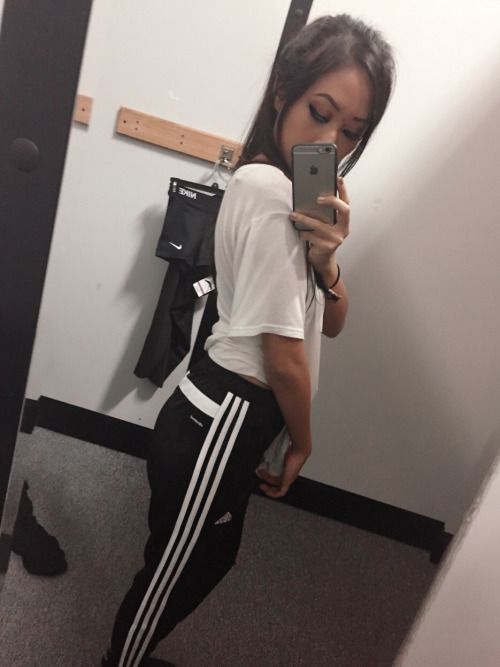 crystalqn:
1. yes i know i have no ass 2. buying...