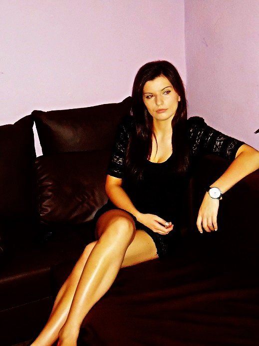 At the houseparty, bored and hungry for cocks