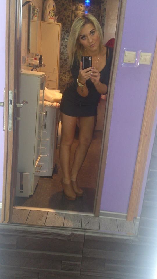 Blonde bimbo mirror shot
