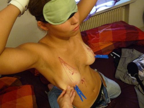 guter anfang der euterbehandlung : nipple clamps : wax : blind fold : cuffed : teen :