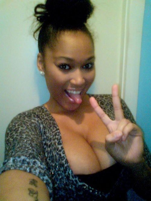 Busty black girl with sexy tongue - chica negra de grandes tetas y lengua sexy