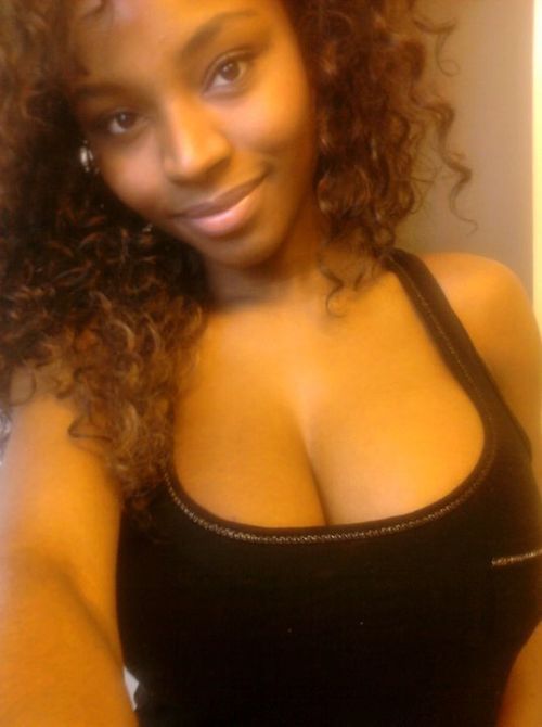 Busty black girl dressed - Pechugona negra vestida