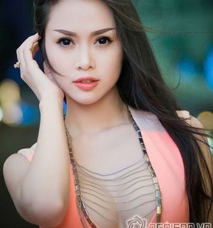 Top 5 Hoa hậu Việt Nam Vũ Ngọc Anh diện váy xẻ ngực táo bạo