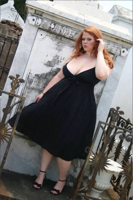 Curvy redhead modle