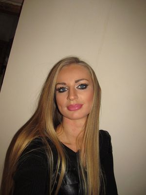 Blonde bimbo dolled up and ready to go out