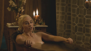 Emilia Clarke - nude bath - Game of Thrones