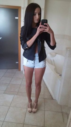 Selfie from some dark hair bimbo