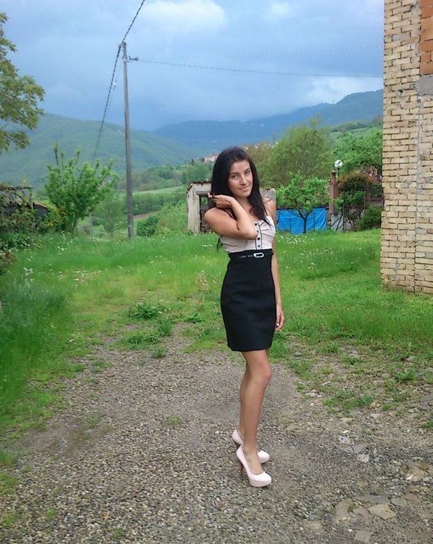 Country brunette girl outdoor