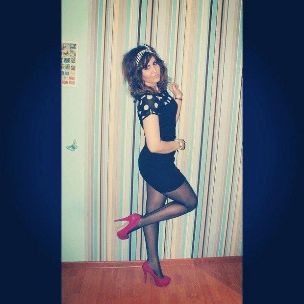 Party chick in retro dress and dark pink platform pumps