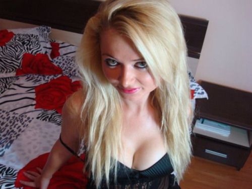 How can you resist such an adorable teen like this? This cutie...