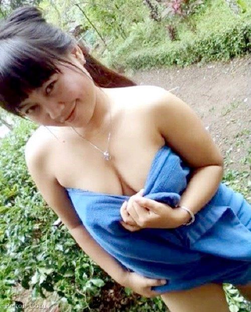 Cewek Cantik Berpose Hanya Memakai Handuk