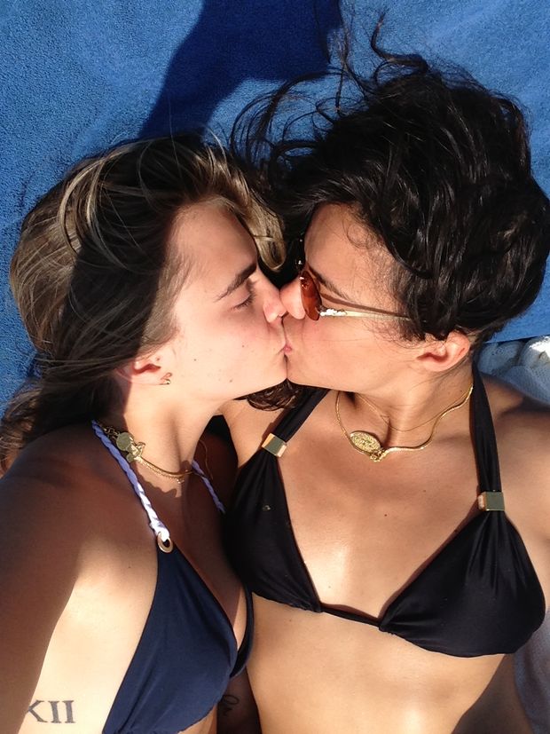 Rihanna kissing a girlfriend