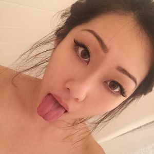 ashleyukie: pre-shower, no filter~ my ugly bathroom light