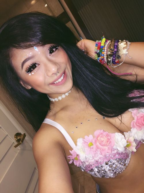 theneckbreakers:

EDC Las Vegas… Bigboobs, Toket Gede,...