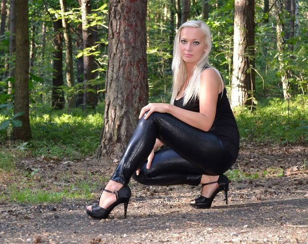 Rookie porn model posing in the woods